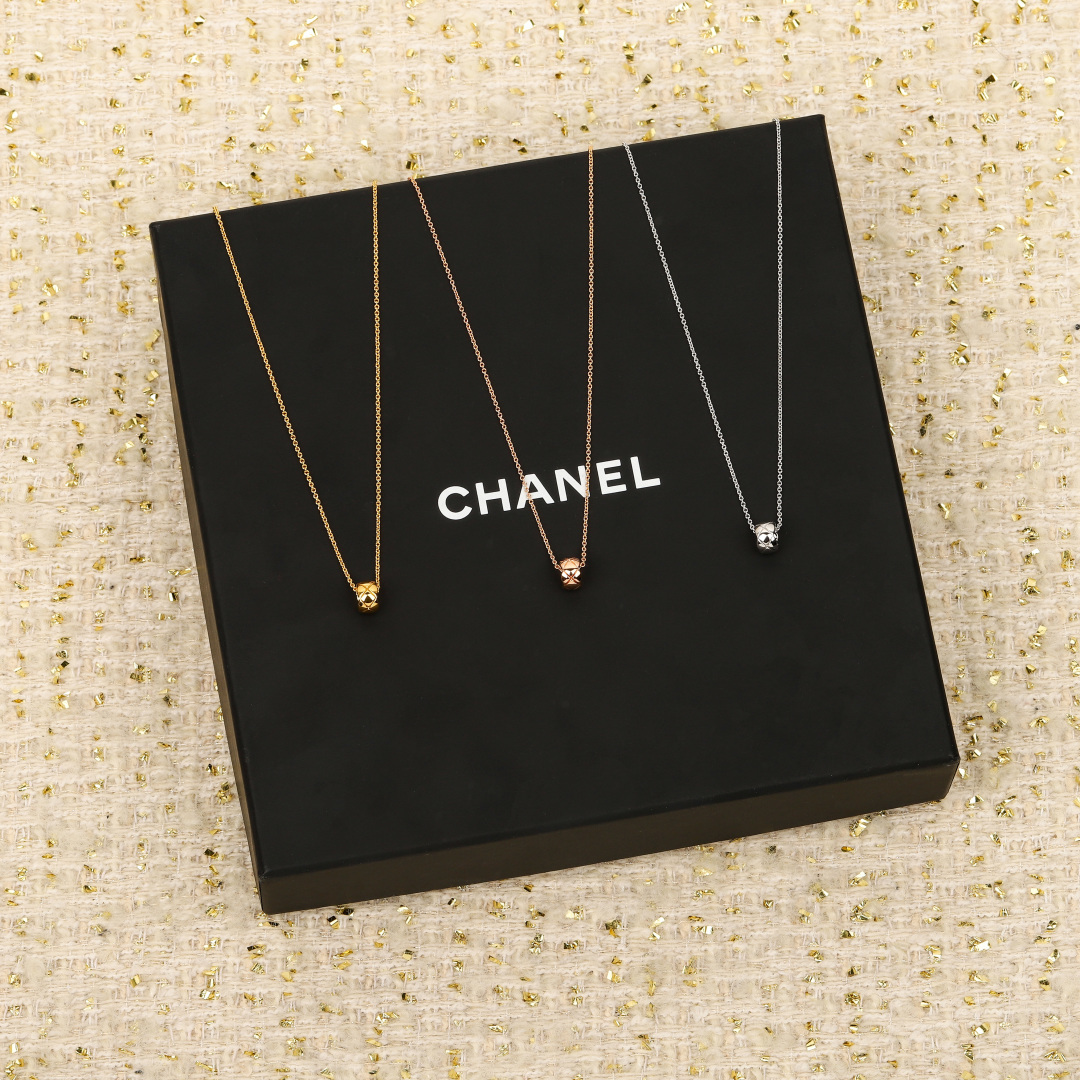 【】王一博同款coco小金豆项链 ，可订做18K真金真钻版，只做对版真金货，价询客Fu受绗缝图案启发的系