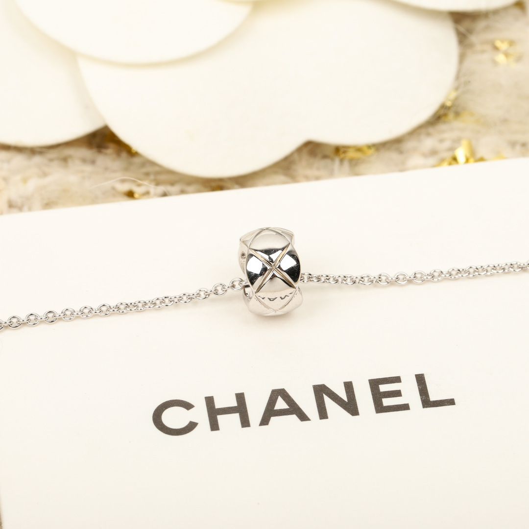 【】王一博同款coco小金豆项链 ，可订做18K真金真钻版，只做对版真金货，价询客Fu受绗缝图案启发的系