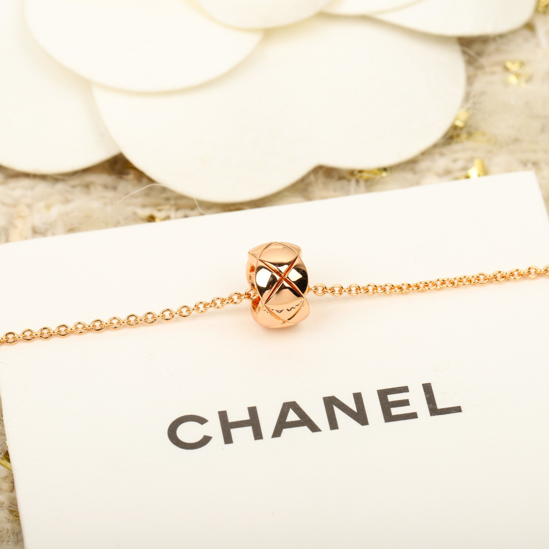 【】王一博同款coco小金豆项链 ，可订做18K真金真钻版，只做对版真金货，价询客Fu受绗缝图案启发的系