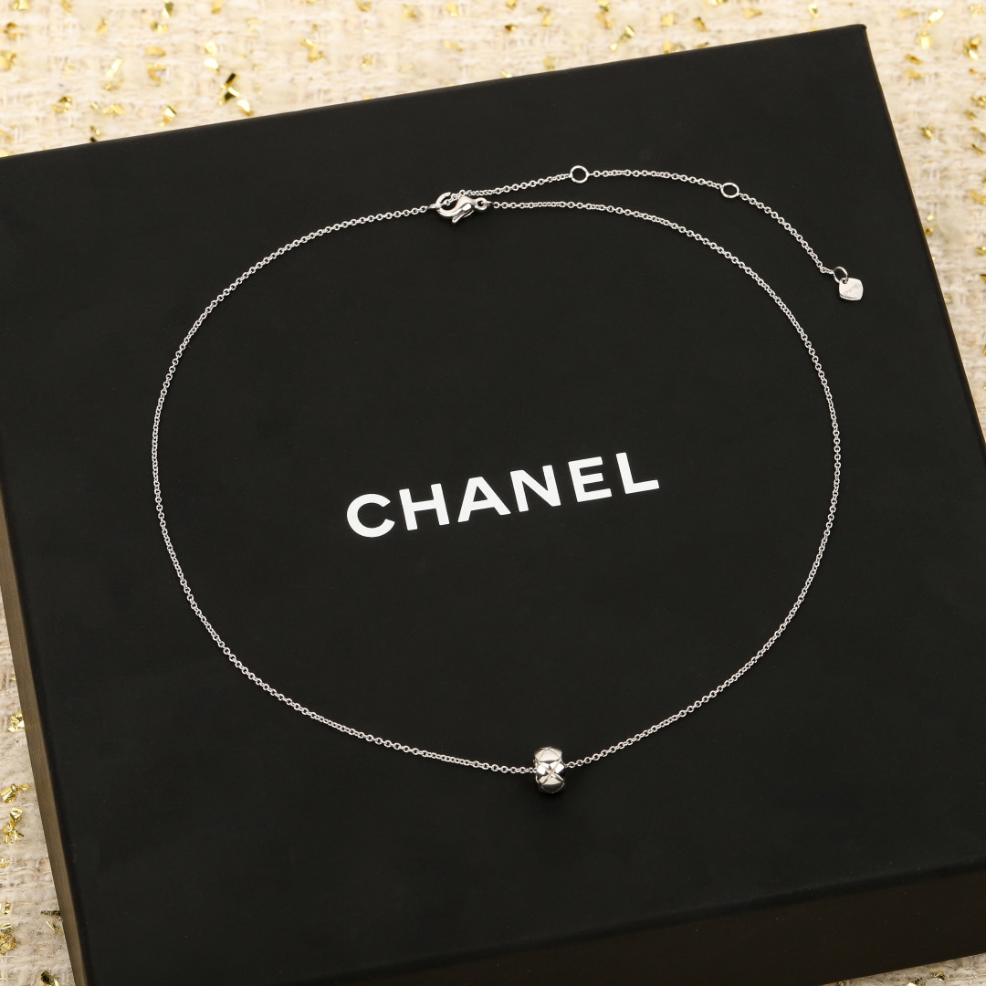 【】王一博同款coco小金豆项链 ，可订做18K真金真钻版，只做对版真金货，价询客Fu受绗缝图案启发的系