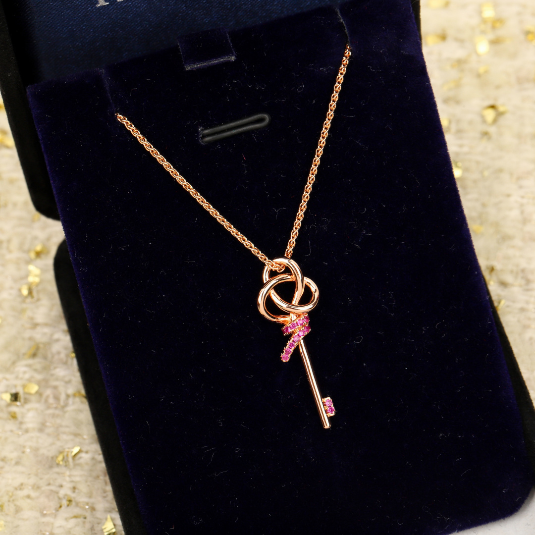 【】钥匙项链，可订做真金真钻版，只做对版真金货，价询客Fu表达爱意的无限可能。这款作品从蒂芙尼经典绳索图