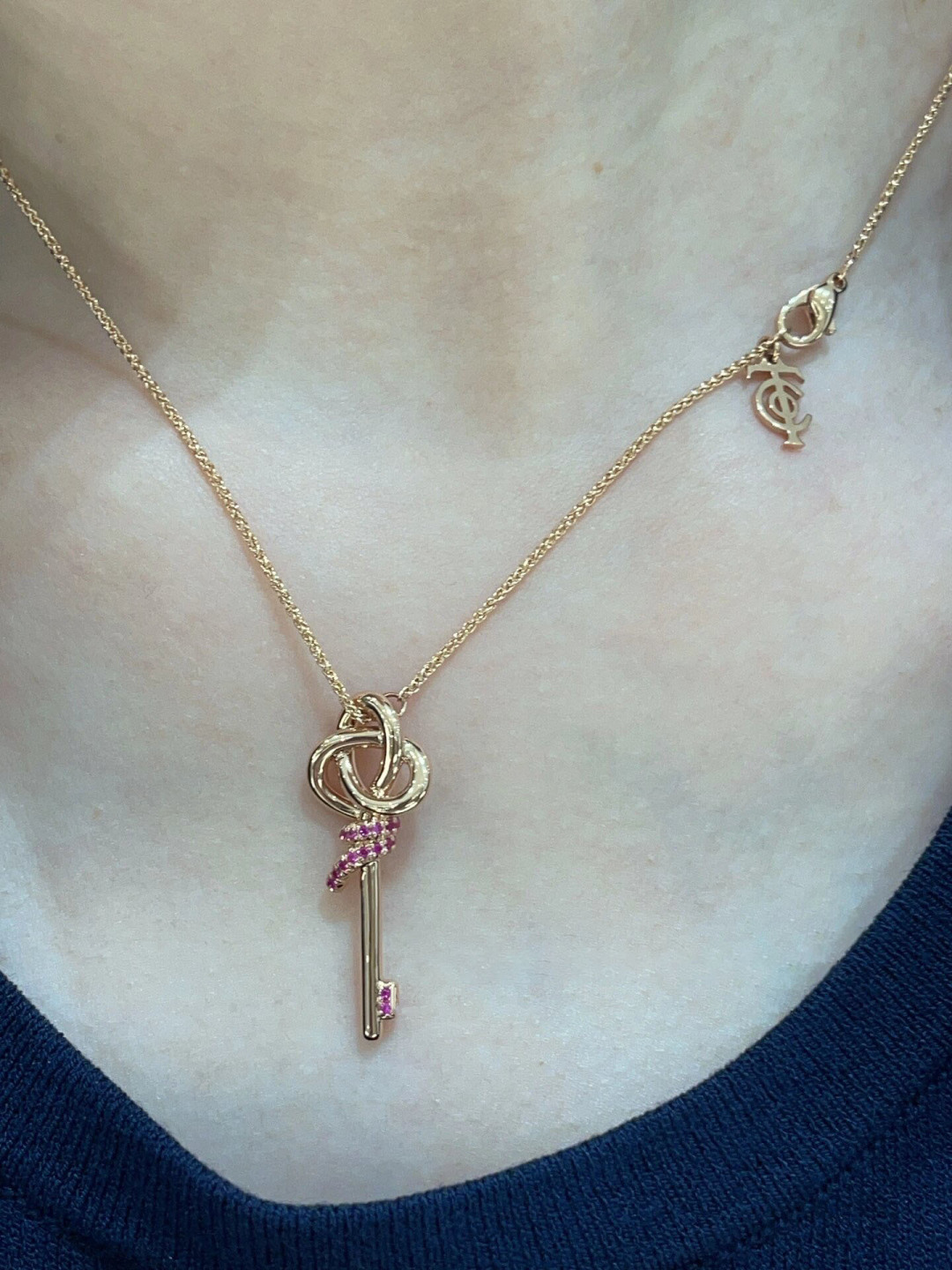 【】钥匙项链，可订做真金真钻版，只做对版真金货，价询客Fu表达爱意的无限可能。这款作品从蒂芙尼经典绳索图