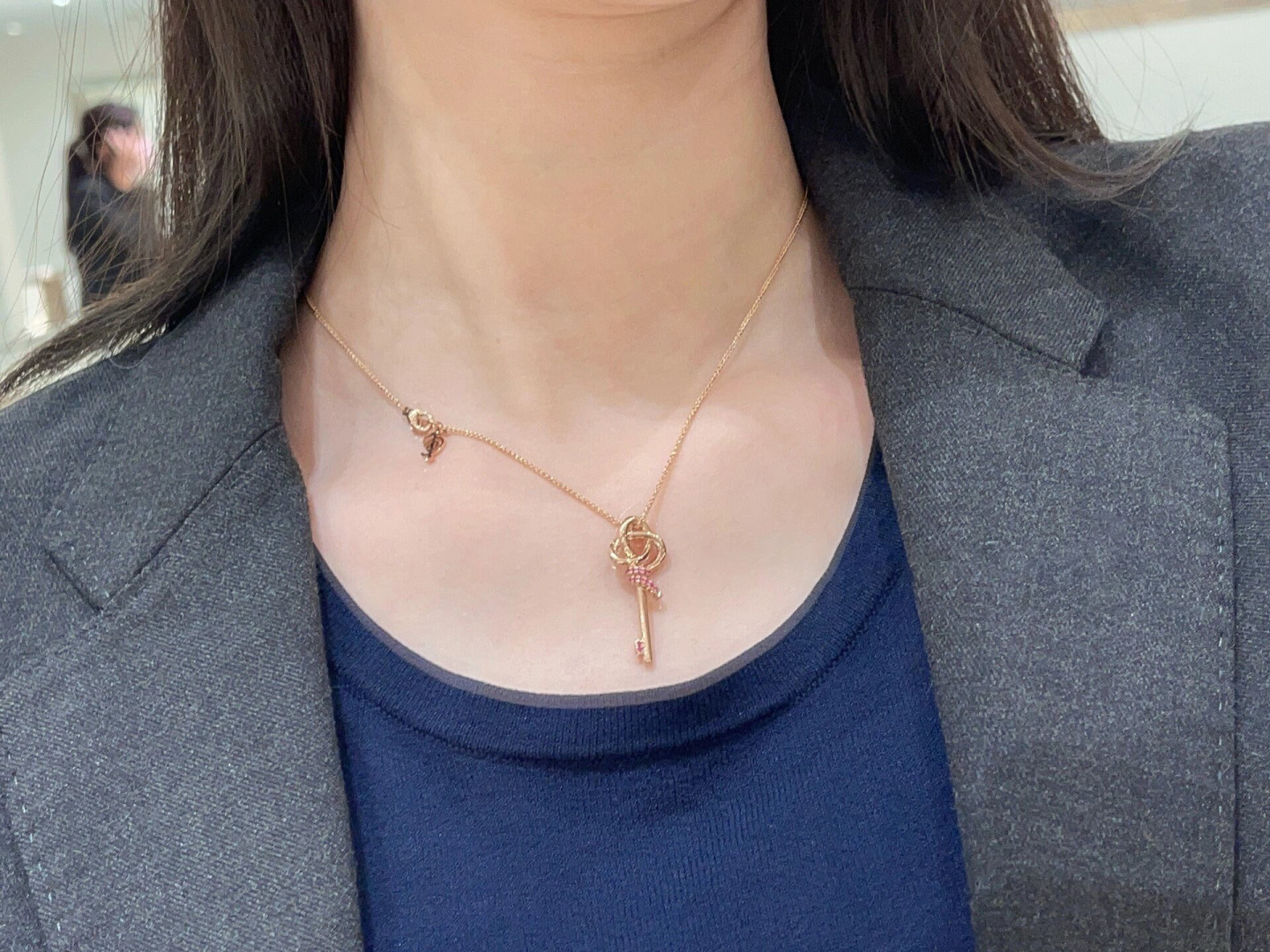 【】钥匙项链，可订做真金真钻版，只做对版真金货，价询客Fu表达爱意的无限可能。这款作品从蒂芙尼经典绳索图