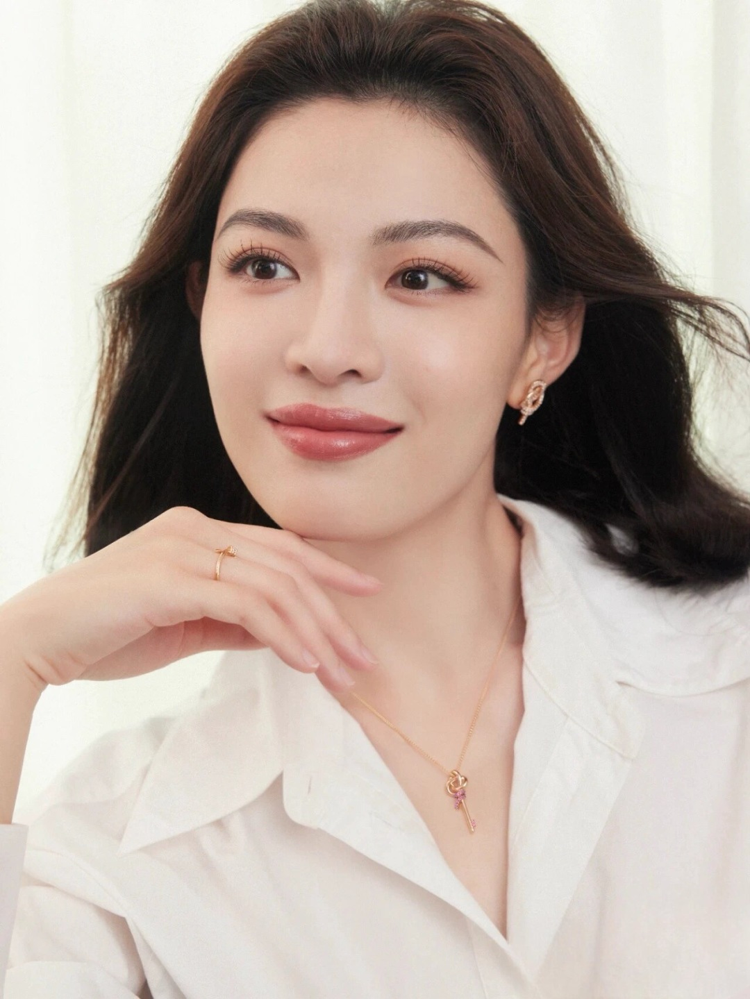 【】钥匙项链，可订做真金真钻版，只做对版真金货，价询客Fu表达爱意的无限可能。这款作品从蒂芙尼经典绳索图