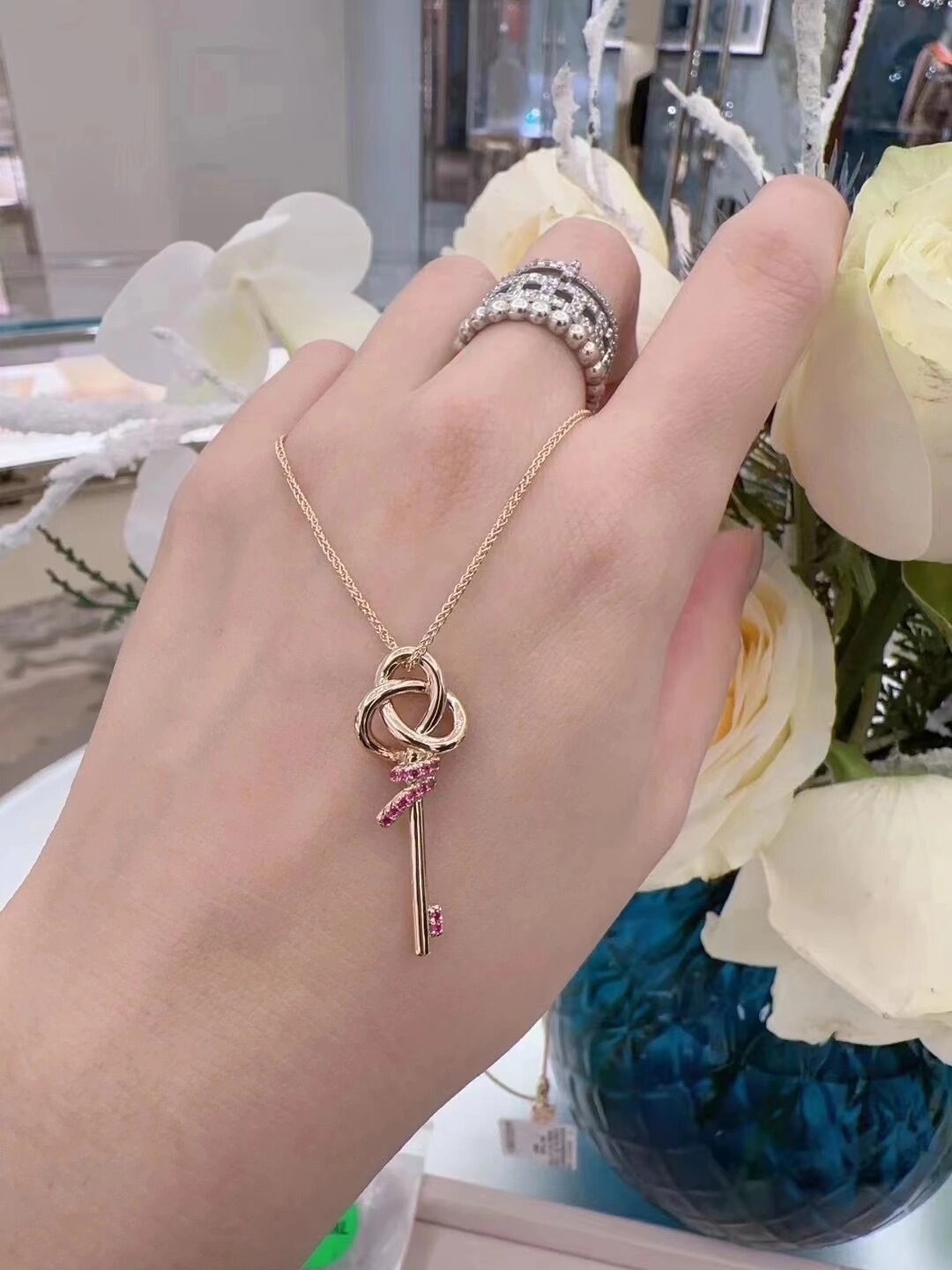 【】钥匙项链，可订做真金真钻版，只做对版真金货，价询客Fu表达爱意的无限可能。这款作品从蒂芙尼经典绳索图