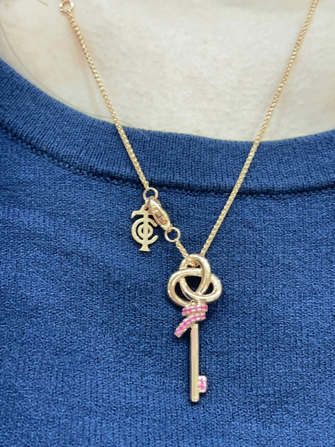 【】钥匙项链，可订做真金真钻版，只做对版真金货，价询客Fu表达爱意的无限可能。这款作品从蒂芙尼经典绳索图