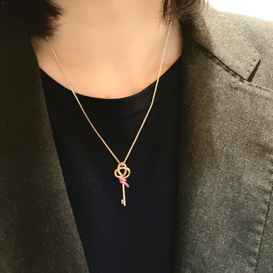 【】钥匙项链，可订做真金真钻版，只做对版真金货，价询客Fu表达爱意的无限可能。这款作品从蒂芙尼经典绳索图