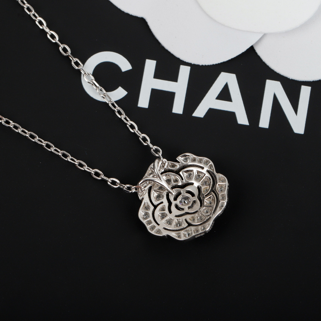 【】 新品山茶花项链 官网。 39000+ 认准唯一一家真正购入珠宝类官网开发的，可订做18K真金真钻，