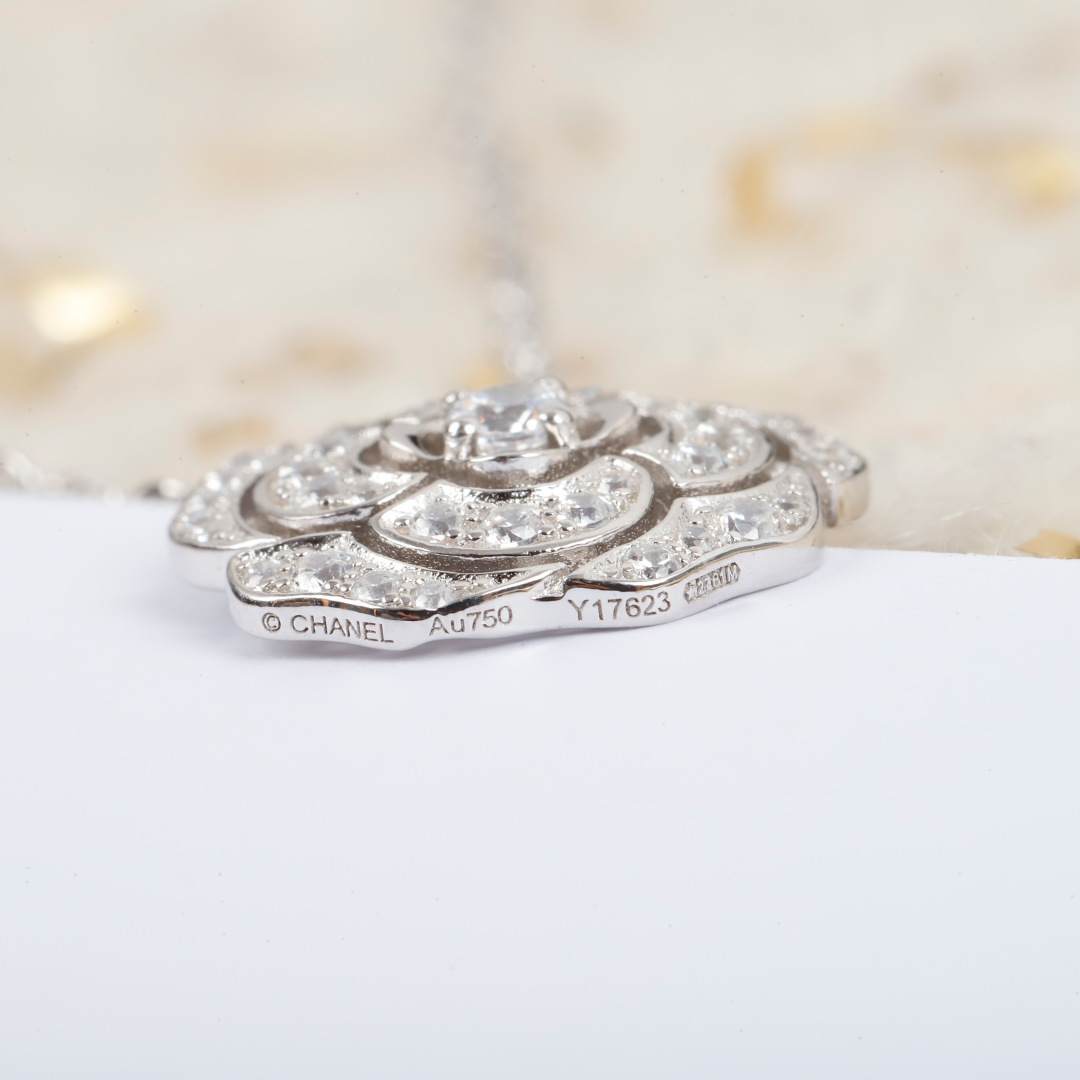 【】 新品山茶花项链 官网。 39000+ 认准唯一一家真正购入珠宝类官网开发的，可订做18K真金真钻，