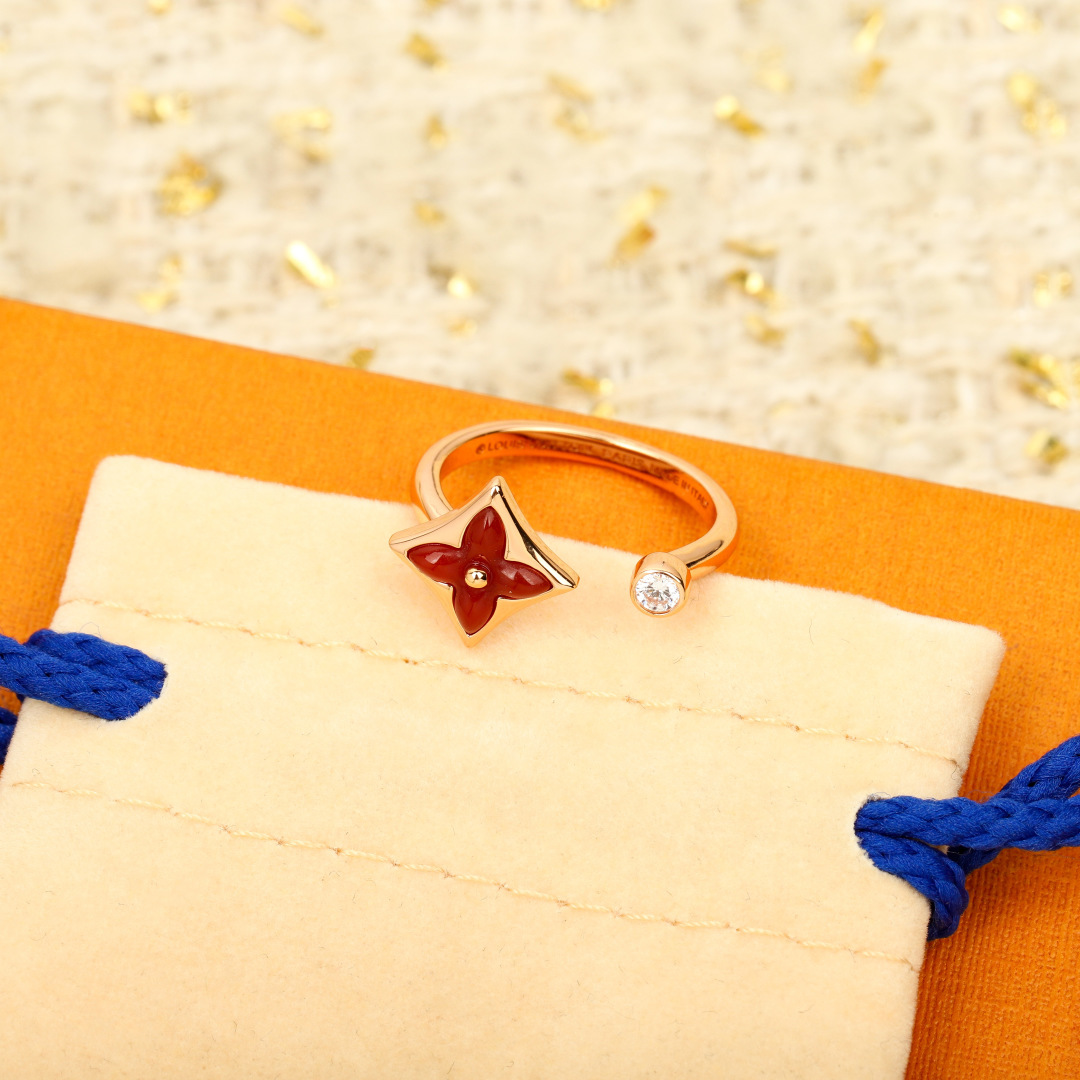 【】贝母戒指 出货 官网24 600+ 可订做真金真钻，只做对版官网真金货，Pk市面各种金货❗️Colo