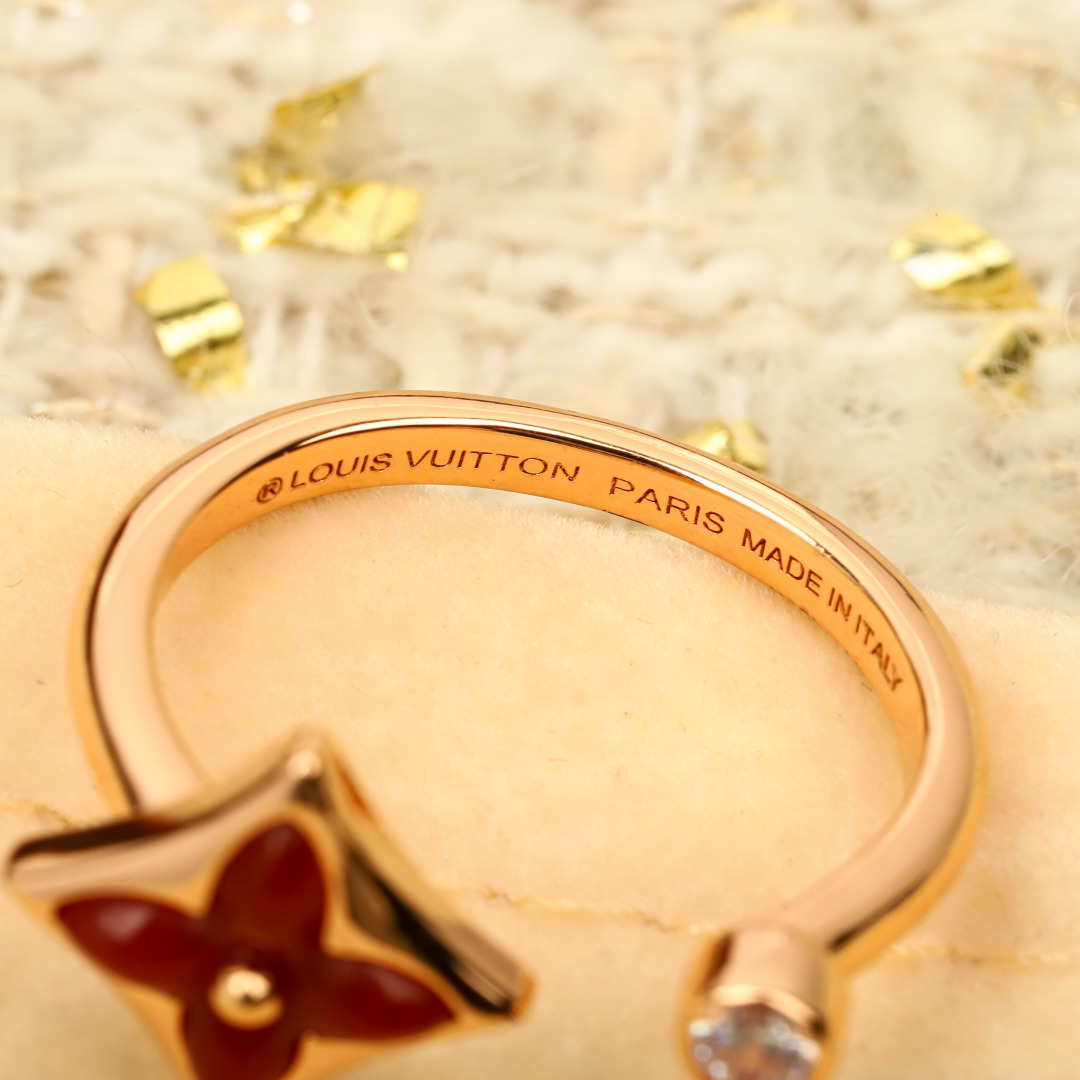 【】贝母戒指 出货 官网24 600+ 可订做真金真钻，只做对版官网真金货，Pk市面各种金货❗️Colo