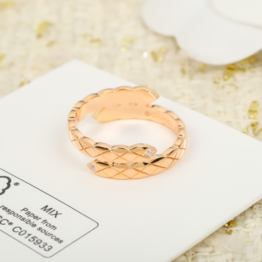 【】菱格双色戒指 官网23 800+ 认准真正购入珠宝类官网开发的，只做对版的❗️可以订制真金真钻，量大