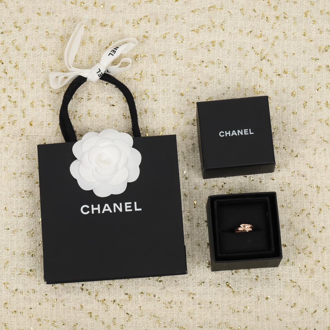 【】菱格双色戒指 官网23 800+ 认准真正购入珠宝类官网开发的，只做对版的❗️可以订制真金真钻，量大