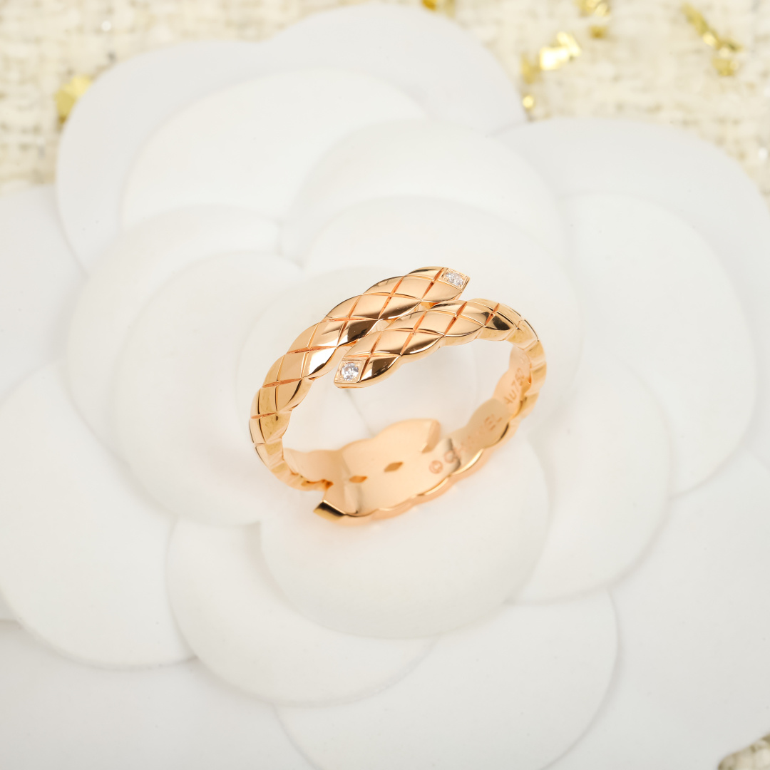 【】菱格双色戒指 官网23 800+ 认准真正购入珠宝类官网开发的，只做对版的❗️可以订制真金真钻，量大