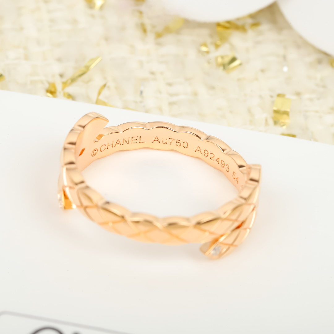 【】菱格双色戒指 官网23 800+ 认准真正购入珠宝类官网开发的，只做对版的❗️可以订制真金真钻，量大