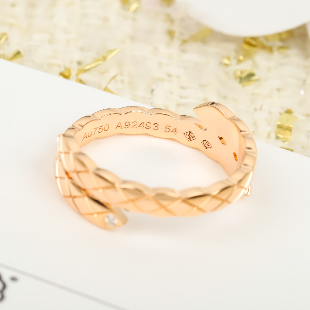 【】菱格双色戒指 官网23 800+ 认准真正购入珠宝类官网开发的，只做对版的❗️可以订制真金真钻，量大