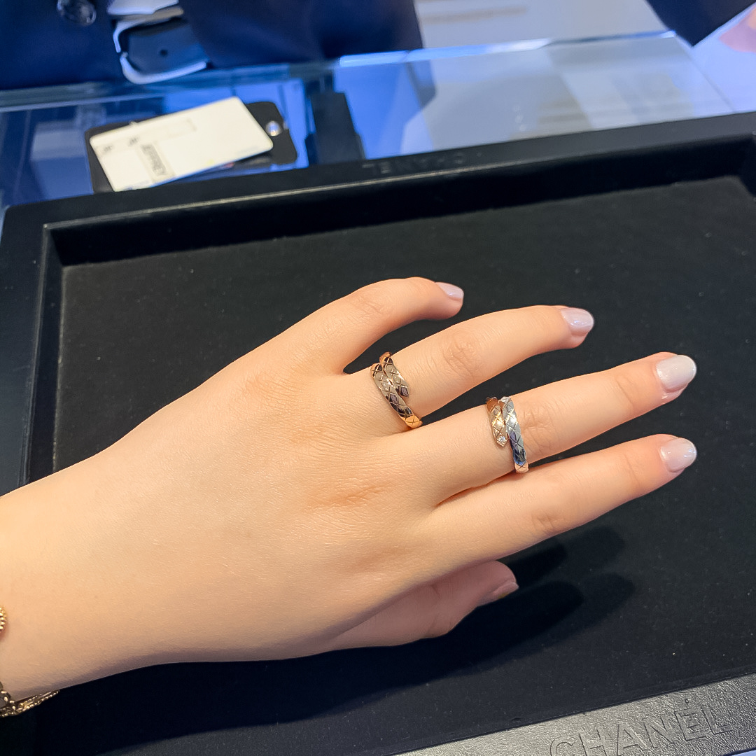 【】菱格双色戒指 官网。23 800+ 认准真正购入珠宝类官网开发的，只做对版的❗️可以订制真金真钻，量