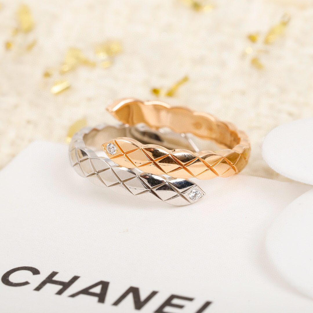 【】菱格双色戒指 官网23 800+ 认准真正购入珠宝类官网开发的，只做对版的❗️可以订制真金真钻，量大