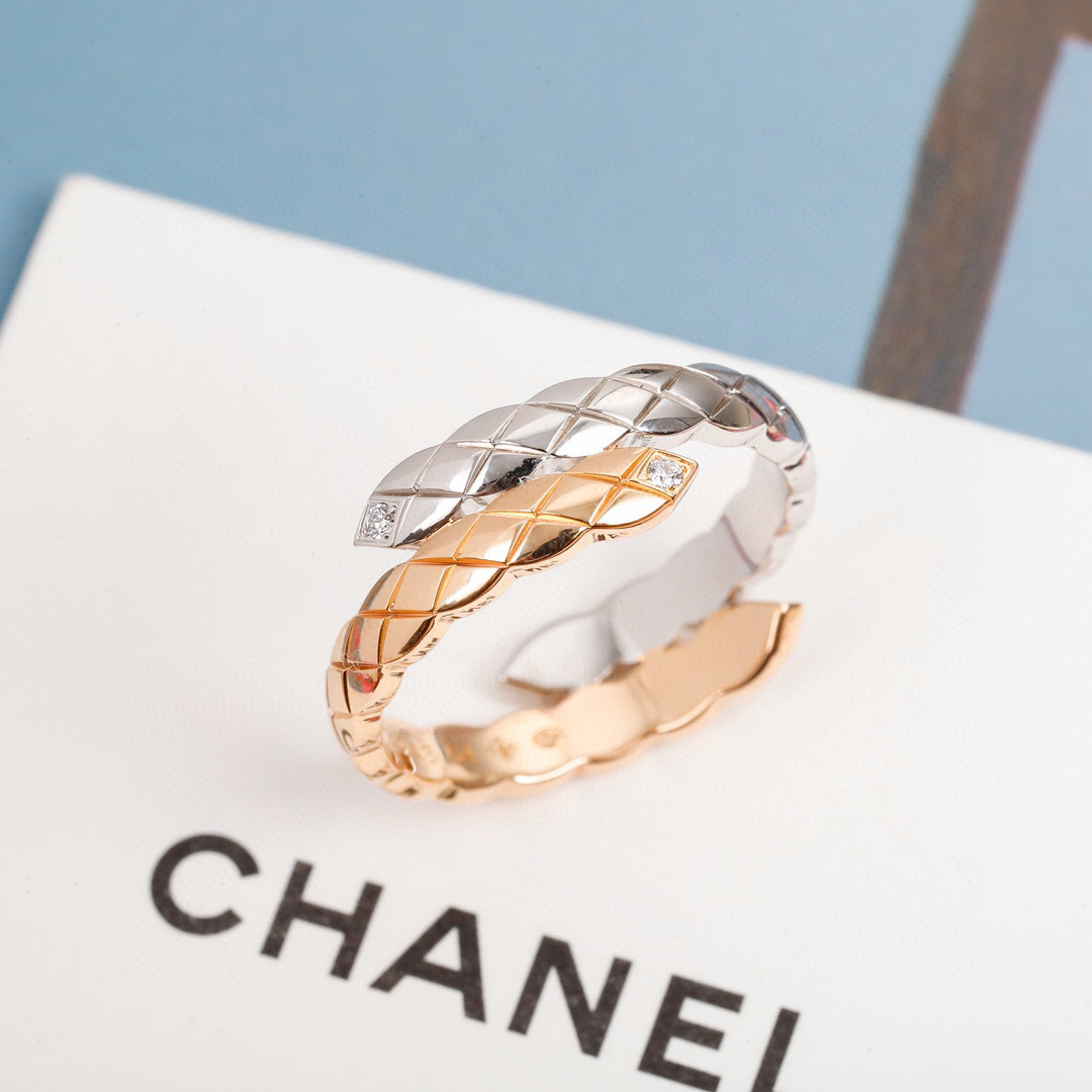 【】菱格双色戒指 官网23 800+ 认准真正购入珠宝类官网开发的，只做对版的❗️可以订制真金真钻，量大