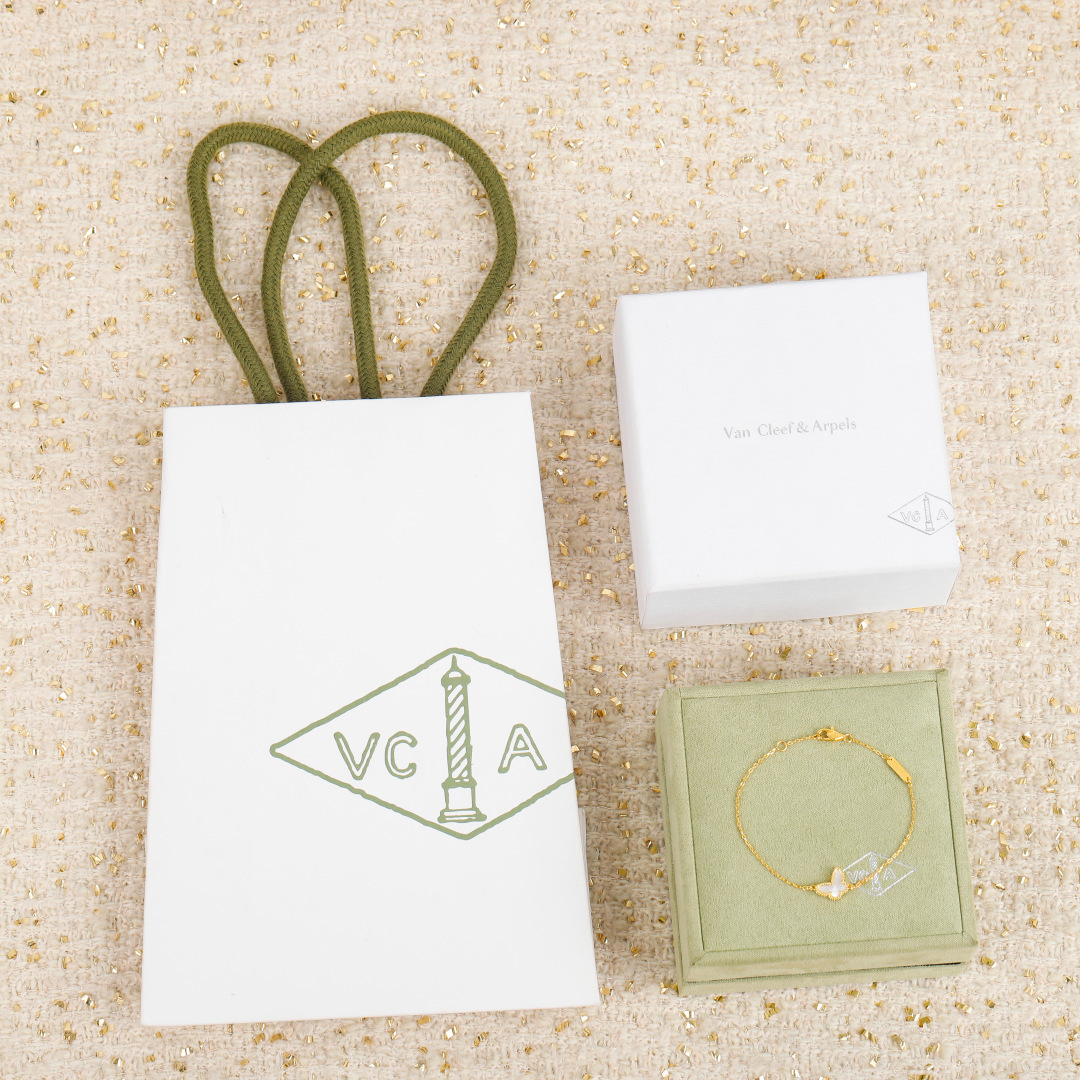 【】蝴蝶手链 官网14600+认准唯一一家真正购入珠宝类官网开发的，可订做真金真钻，只做对版官网真金货，