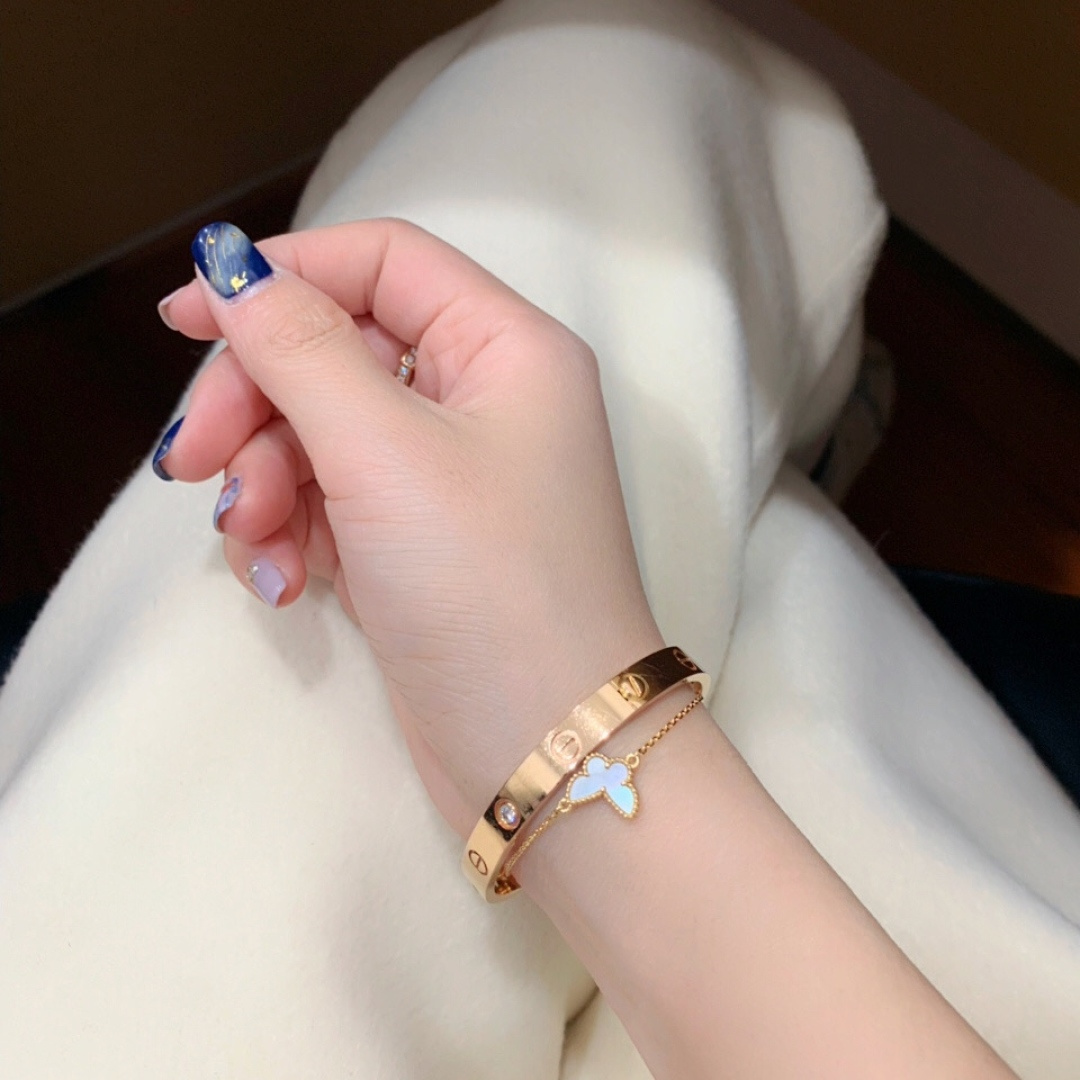 【】蝴蝶手链 官网14600+认准唯一一家真正购入珠宝类官网开发的，可订做真金真钻，只做对版官网真金货，