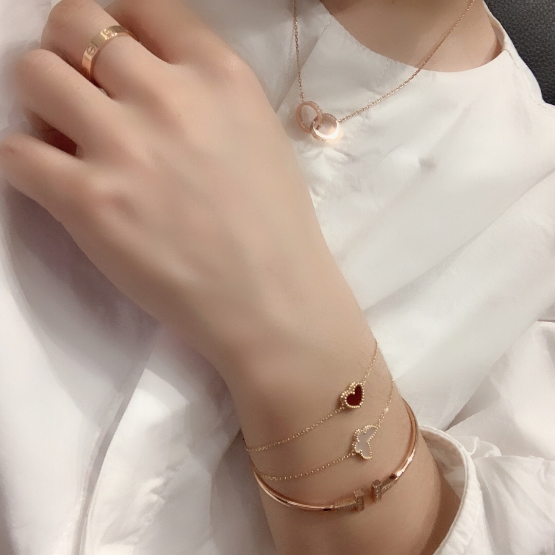 【】蝴蝶手链 官网14600+认准唯一一家真正购入珠宝类官网开发的，可订做真金真钻，只做对版官网真金货，