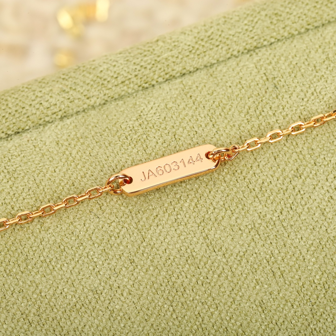 【】蝴蝶手链 官网14600+认准唯一一家真正购入珠宝类官网开发的，可订做真金真钻，只做对版官网真金货，