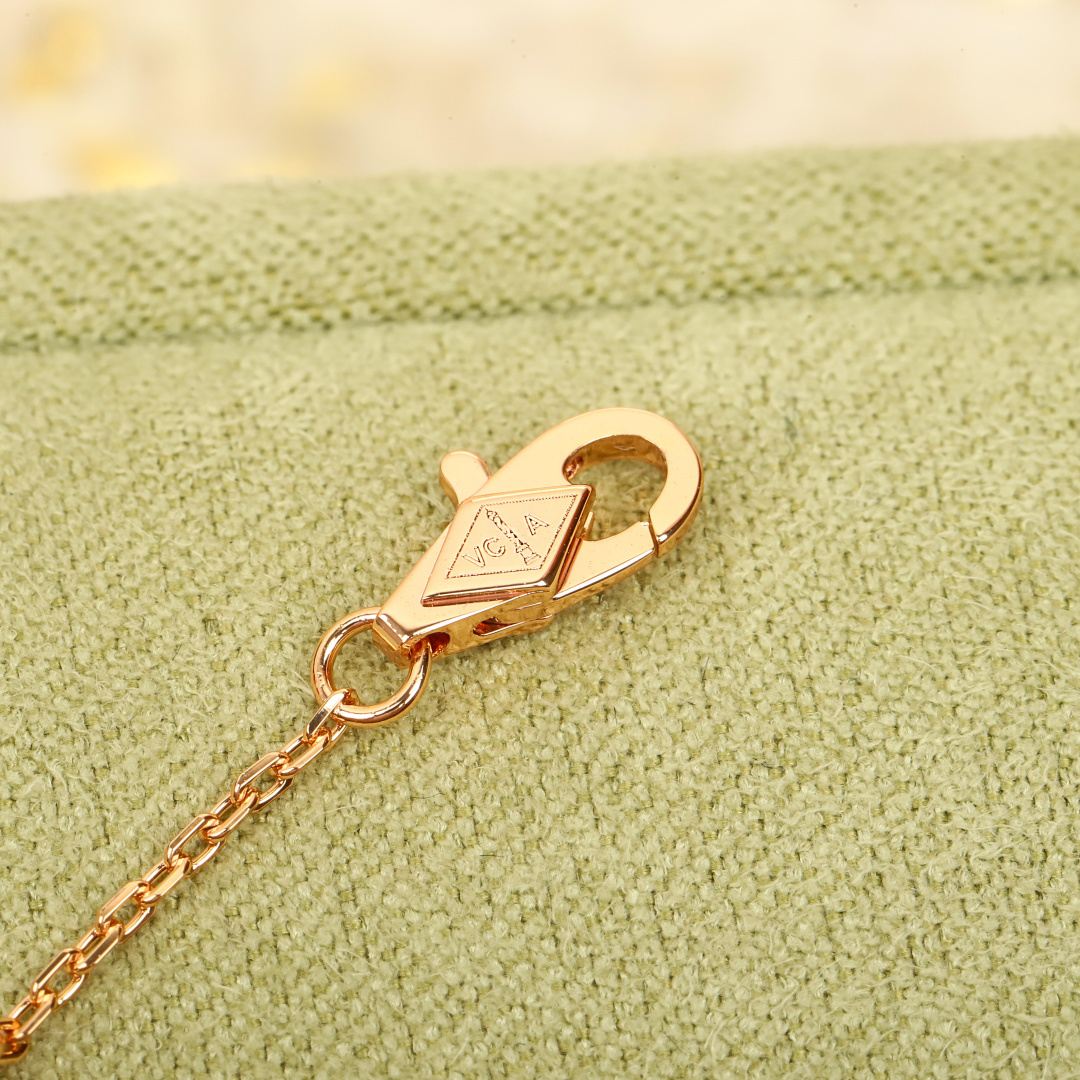 【】蝴蝶手链 官网14600+认准唯一一家真正购入珠宝类官网开发的，可订做真金真钻，只做对版官网真金货，