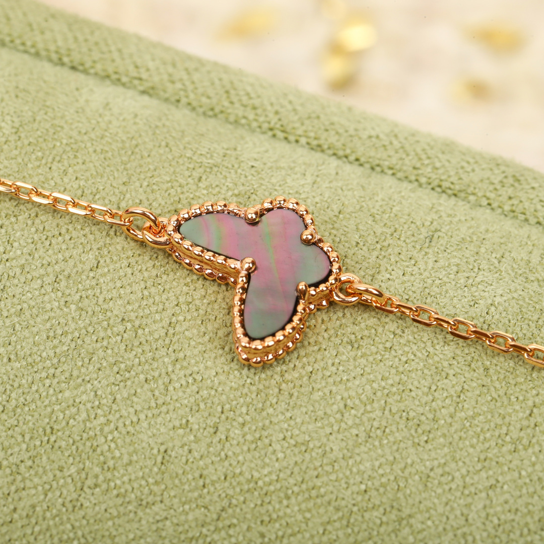 【】蝴蝶手链 官网14600+认准唯一一家真正购入珠宝类官网开发的，可订做真金真钻，只做对版官网真金货，