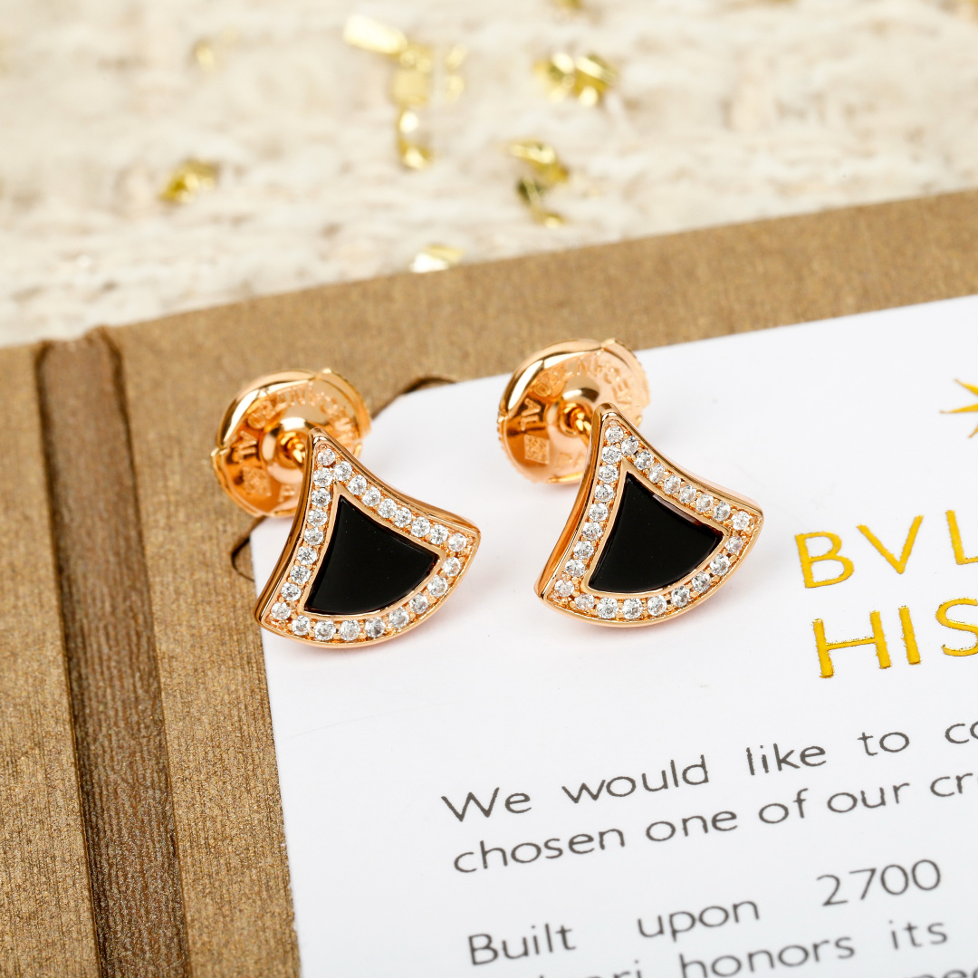 【】小裙子耳钉，可订做真金真钻，只做对版官网真金货，Pk市面各种金货❗️量大咨询客FuDIVAS‘ DR