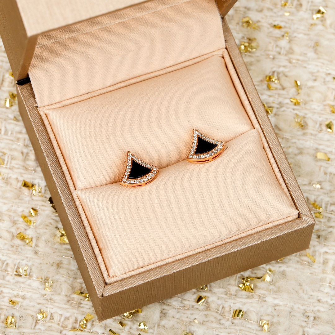 【】小裙子耳钉，可订做真金真钻，只做对版官网真金货，Pk市面各种金货❗️量大咨询客FuDIVAS‘ DR