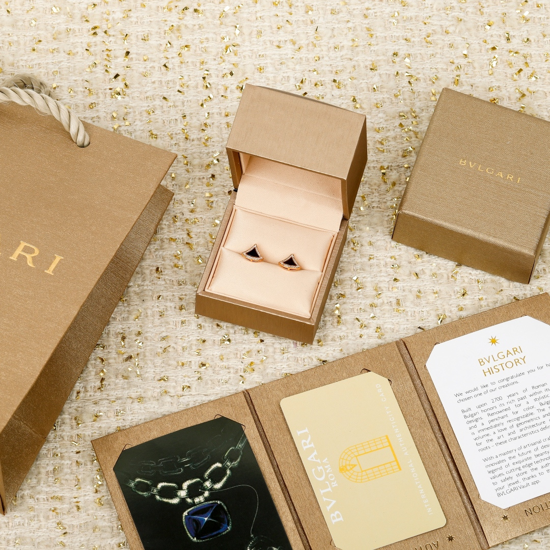 【】小裙子耳钉，可订做真金真钻，只做对版官网真金货，Pk市面各种金货❗️量大咨询客FuDIVAS‘ DR