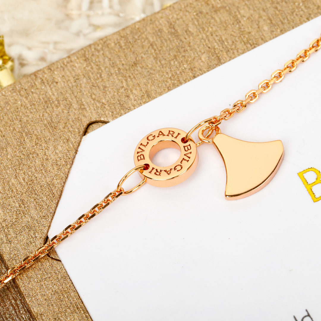 【】小裙子带钻项链 官网 。20 700+ 可订做真金真钻，只做对版官网真金货，Pk市面各种金货❗️BV