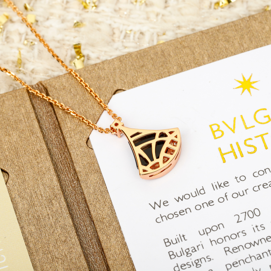 【】小裙子带钻项链 官网 。20 700+ 可订做真金真钻，只做对版官网真金货，Pk市面各种金货❗️BV