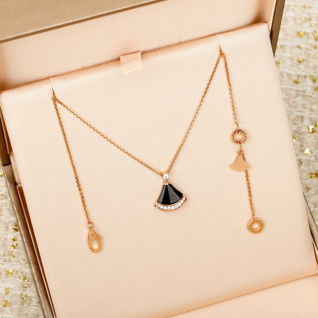 【】小裙子带钻项链 官网 。20 700+ 可订做真金真钻，只做对版官网真金货，Pk市面各种金货❗️BV