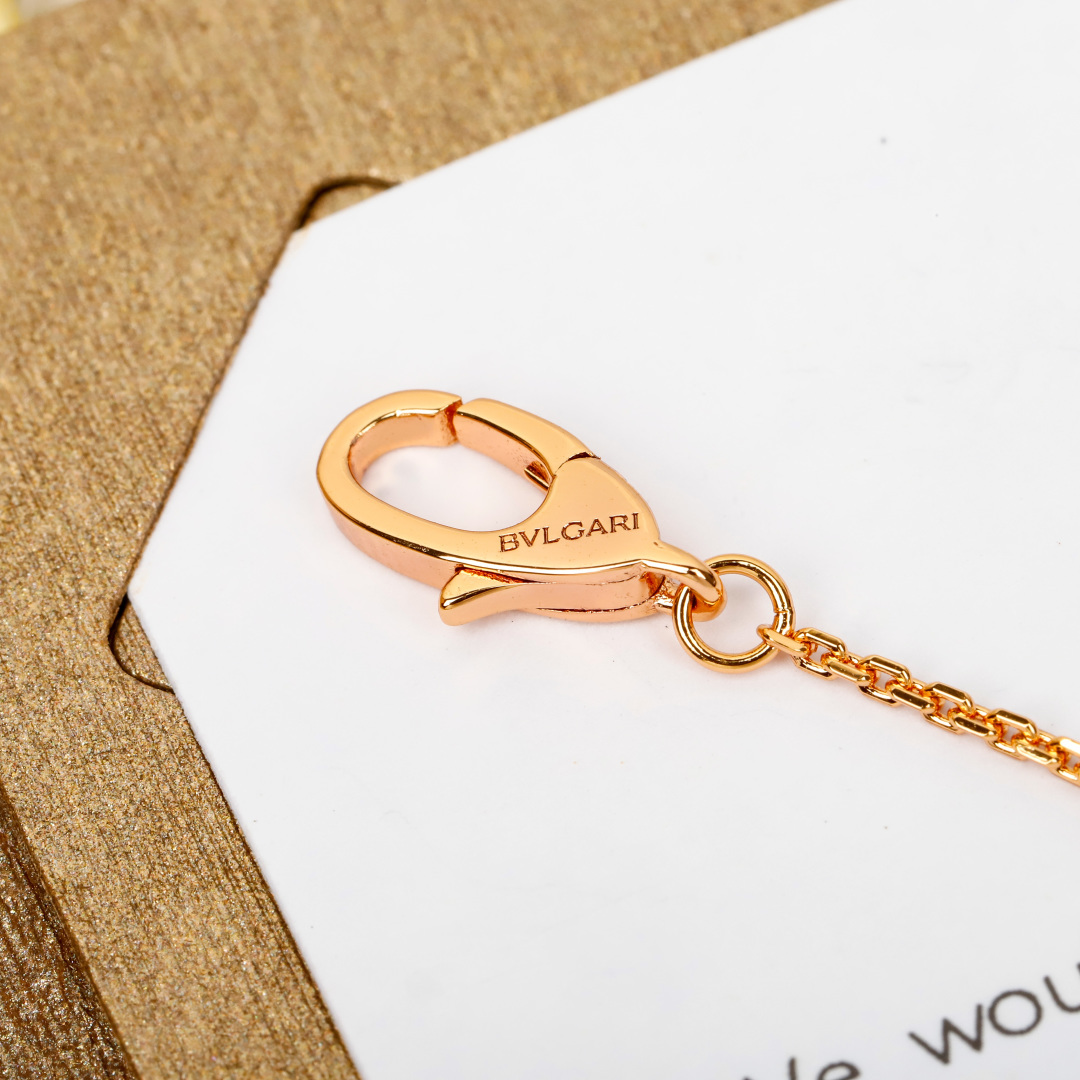 【】小裙子带钻项链 官网 。20 700+ 可订做真金真钻，只做对版官网真金货，Pk市面各种金货❗️BV