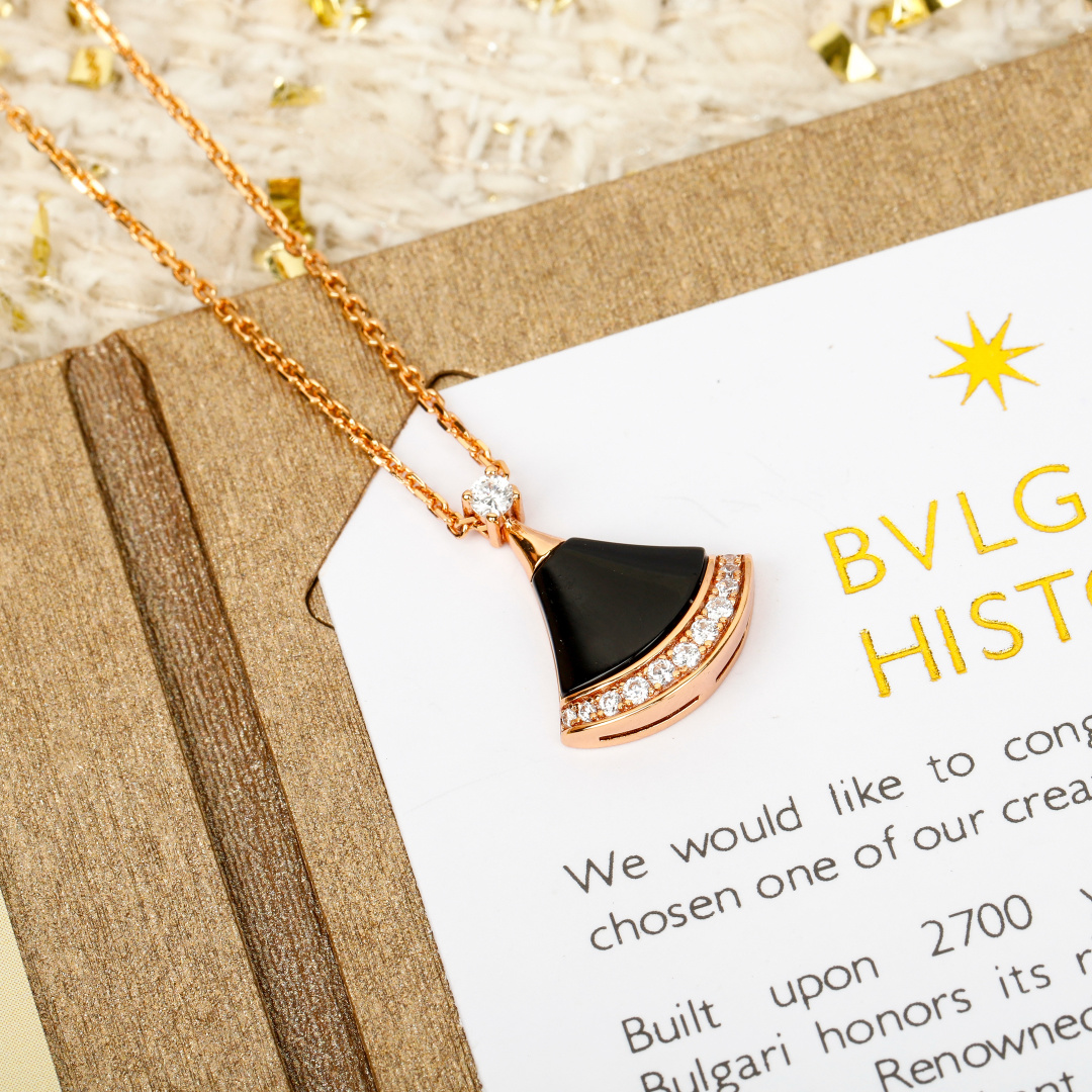 【】小裙子带钻项链 官网 。20 700+ 可订做真金真钻，只做对版官网真金货，Pk市面各种金货❗️BV