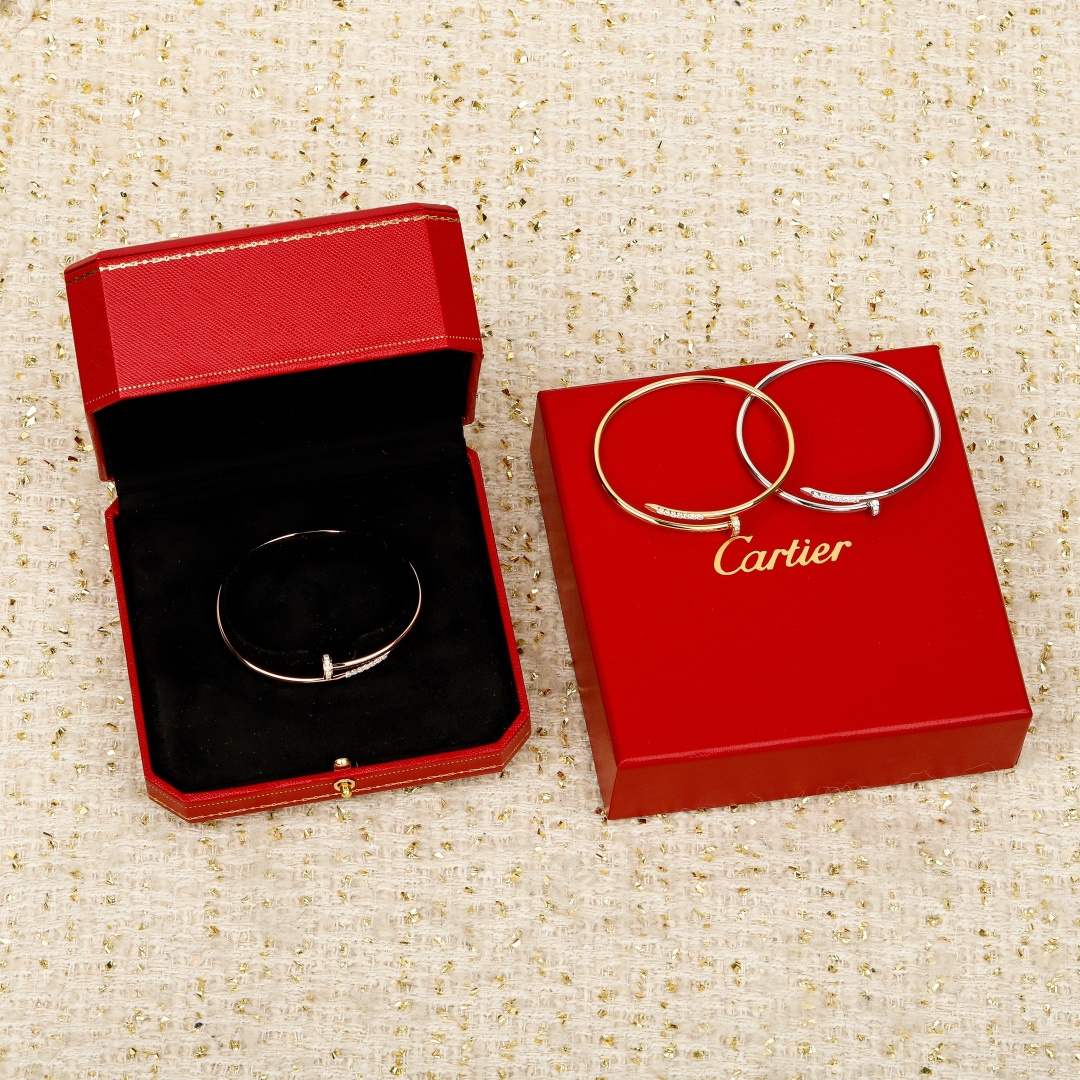 NO:703075,Classic Nail Bracelet with Diamonds] The latest nail bracelet is super personalized and versatile. The overall details are very surprising and the design is full of sense. It not only brings out personal confidence and taste, the style is elegant and fashionable, highlighting the French elegance. The meticulous details make it more attractive to wear. Bracelet, Cardia high-end jewelry19860909经典款带钻钉子手镯】最新款钉子手镯超个性,百搭款特别特别赞,整体细节非常令人惊喜,设计感十足,不仅带出个人自信及品味,款式典雅而时尚,突显法式高雅气息,加上一丝不苟的细节,使得佩戴起来更具吸引力,,bracelet,卡迪亚高端饰品,Jewelry