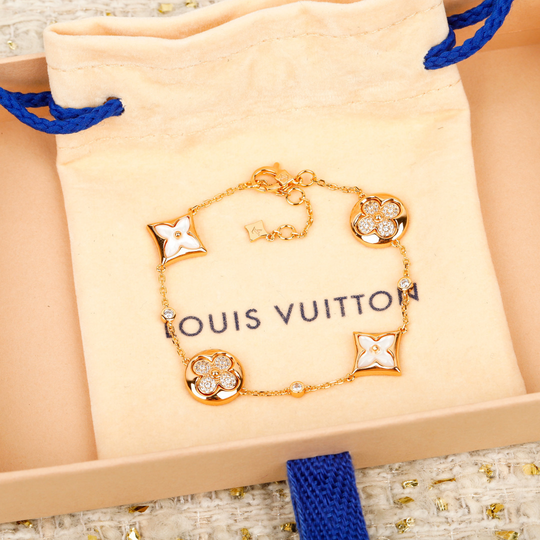 Louis Vuitton 本款 Color Blossom Star and Sun BB Multi-Motif 手链歌颂 Georges Vuitton 于 1896 年创作的 Monogram 花卉