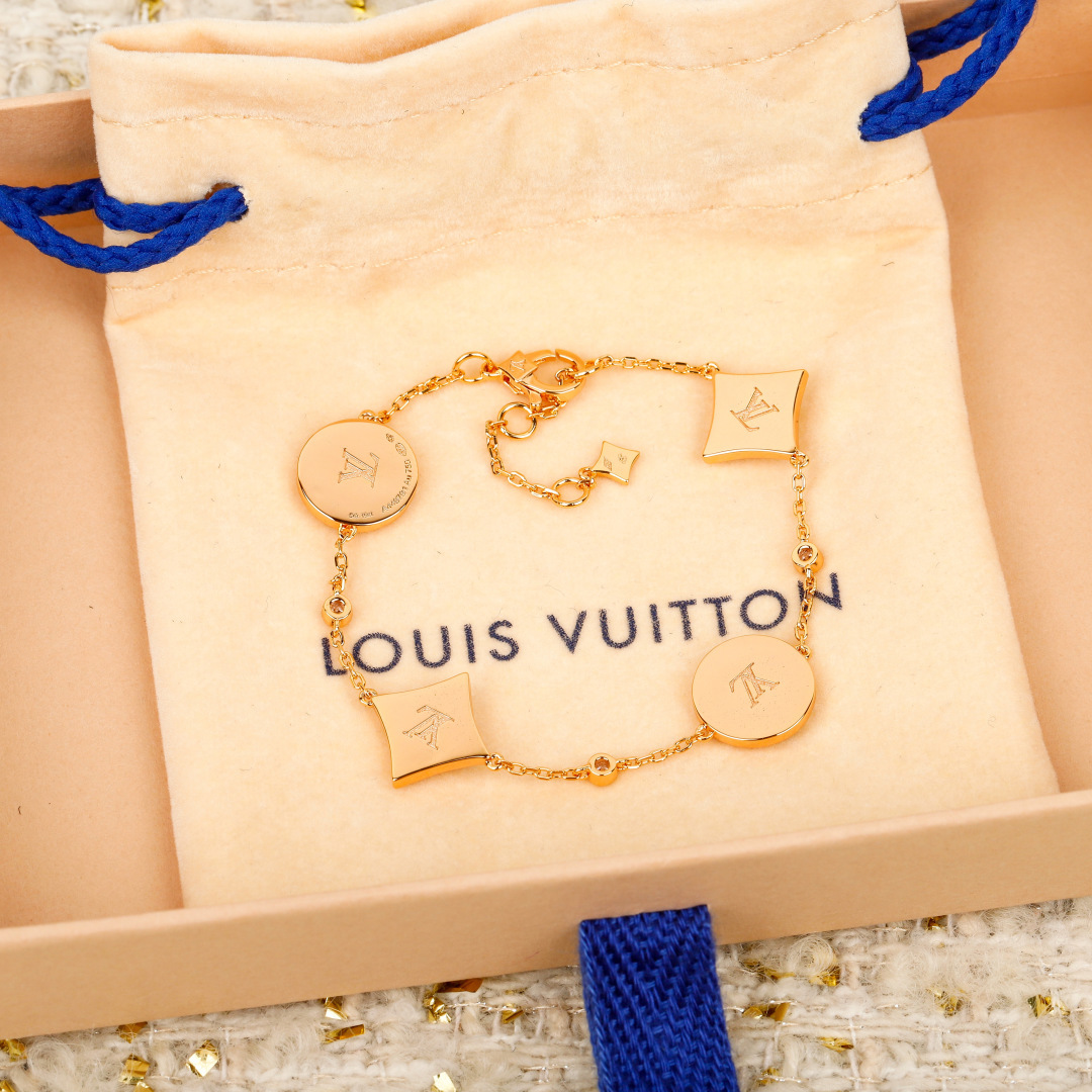 Louis Vuitton 本款 Color Blossom Star and Sun BB Multi-Motif 手链歌颂 Georges Vuitton 于 1896 年创作的 Monogram 花卉
