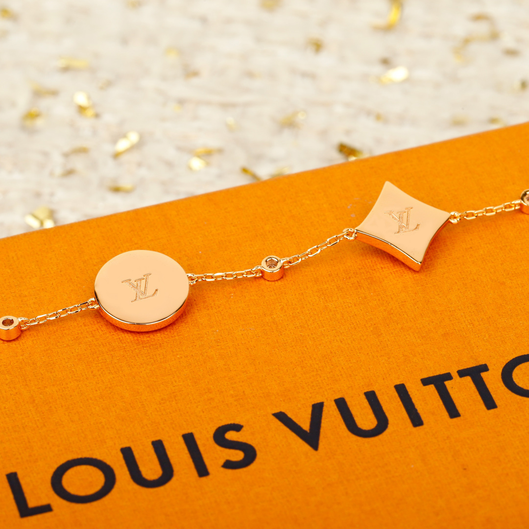 Louis Vuitton 本款 Color Blossom Star and Sun BB Multi-Motif 手链歌颂 Georges Vuitton 于 1896 年创作的 Monogram 花卉