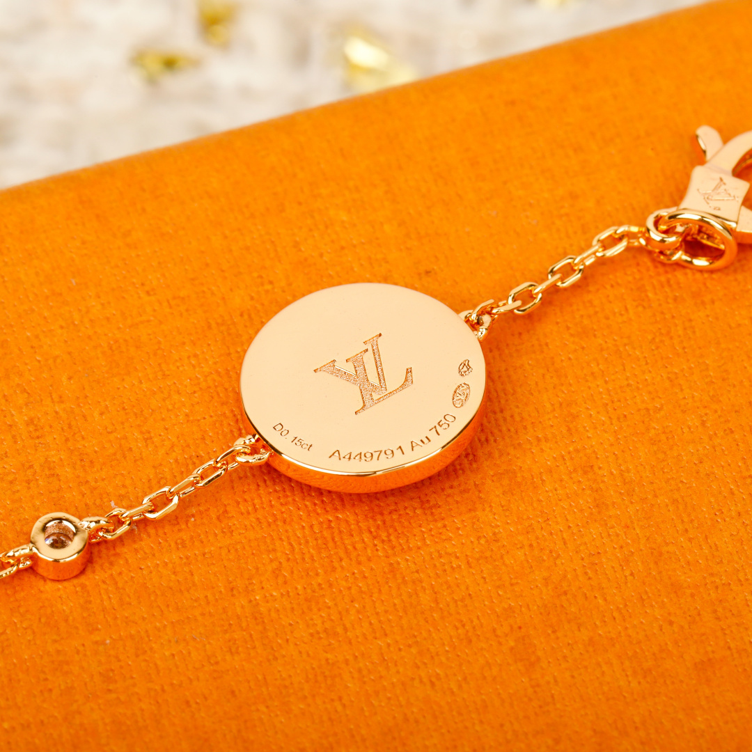 Louis Vuitton 本款 Color Blossom Star and Sun BB Multi-Motif 手链歌颂 Georges Vuitton 于 1896 年创作的 Monogram 花卉