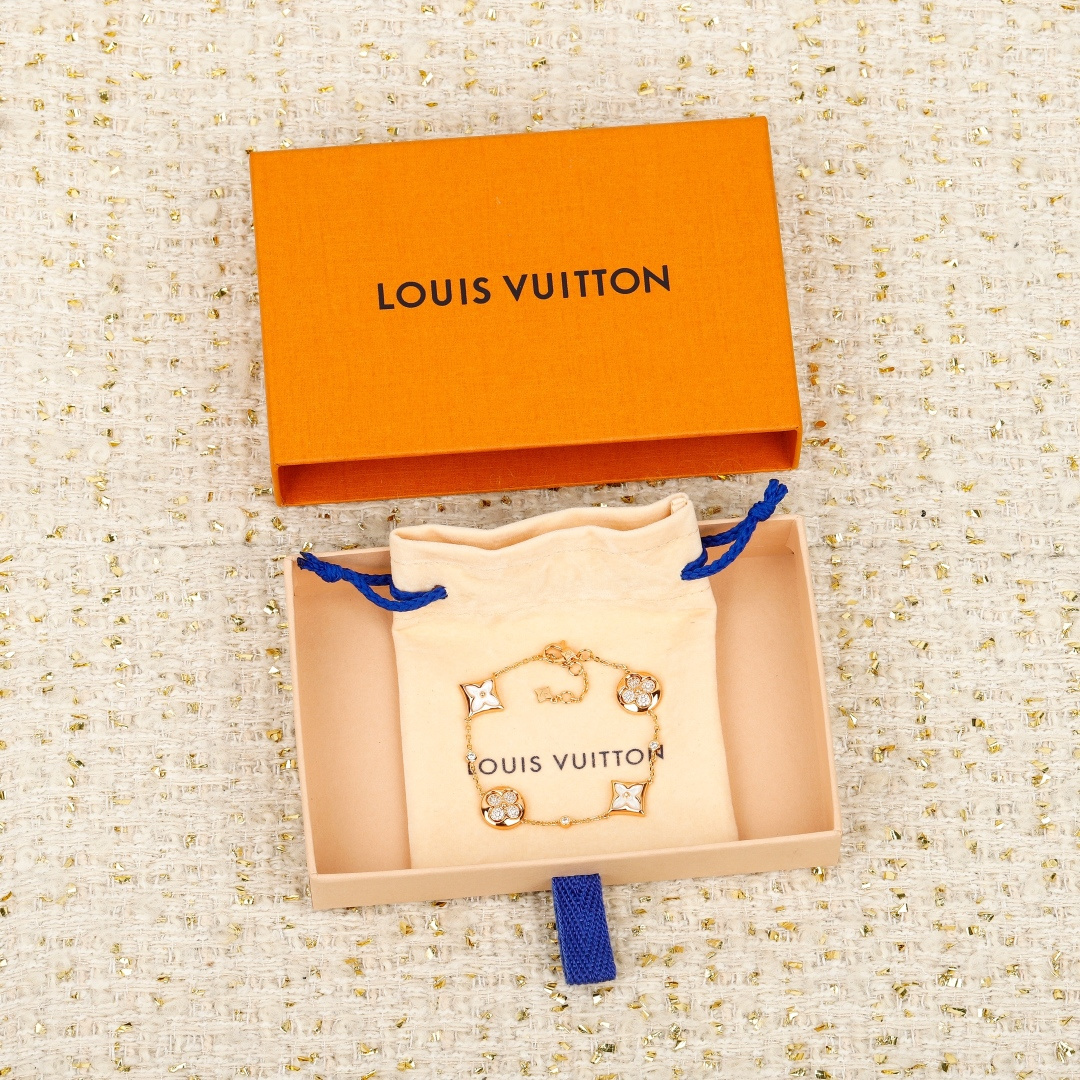 Louis Vuitton 本款 Color Blossom Star and Sun BB Multi-Motif 手链歌颂 Georges Vuitton 于 1896 年创作的 Monogram 花卉