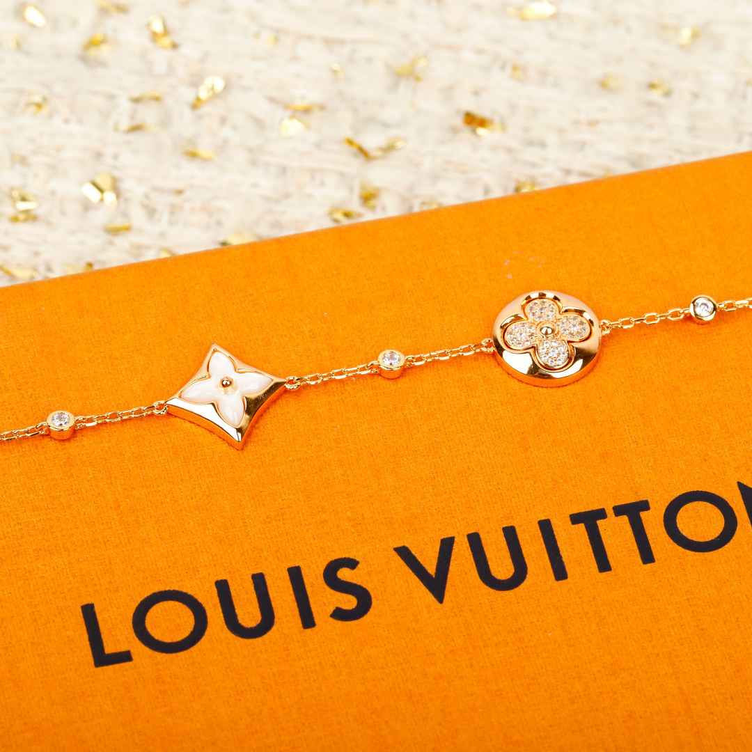 Louis Vuitton 本款 Color Blossom Star and Sun BB Multi-Motif 手链歌颂 Georges Vuitton 于 1896 年创作的 Monogram 花卉