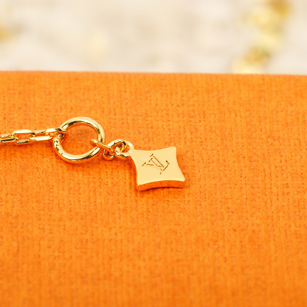 Louis Vuitton 本款 Color Blossom Star and Sun BB Multi-Motif 手链歌颂 Georges Vuitton 于 1896 年创作的 Monogram 花卉