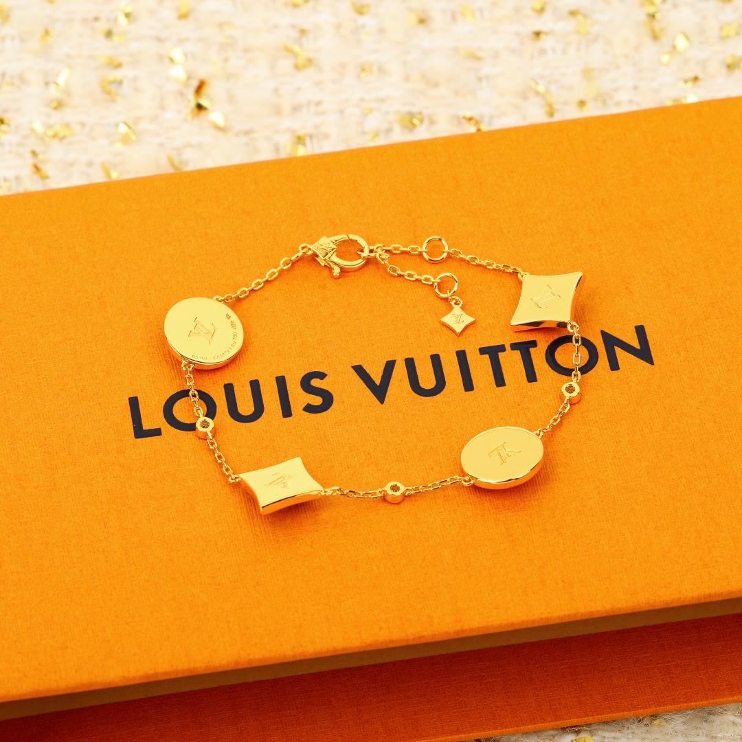 Louis Vuitton 本款 Color Blossom Star and Sun BB Multi-Motif 手链歌颂 Georges Vuitton 于 1896 年创作的 Monogram 花卉