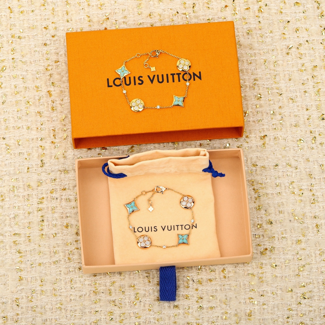 Louis Vuitton 本款 Color Blossom Star and Sun BB Multi-Motif 手链歌颂 Georges Vuitton 于 1896 年创作的 Monogram 花卉