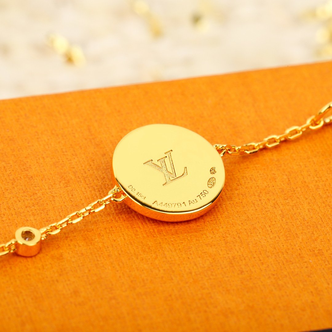 Louis Vuitton 本款 Color Blossom Star and Sun BB Multi-Motif 手链歌颂 Georges Vuitton 于 1896 年创作的 Monogram 花卉