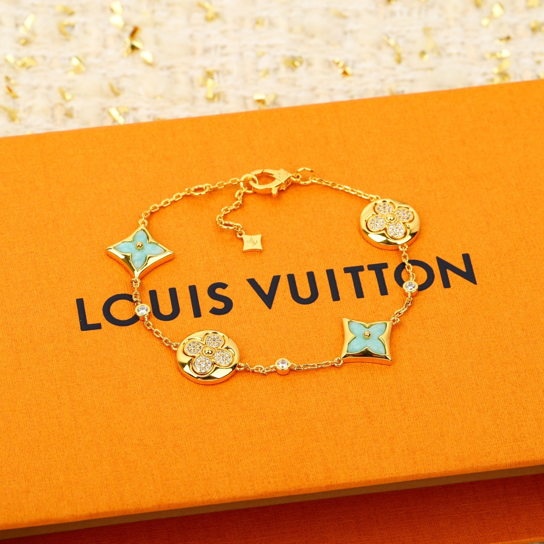 Louis Vuitton 本款 Color Blossom Star and Sun BB Multi-Motif 手链歌颂 Georges Vuitton 于 1896 年创作的 Monogram 花卉
