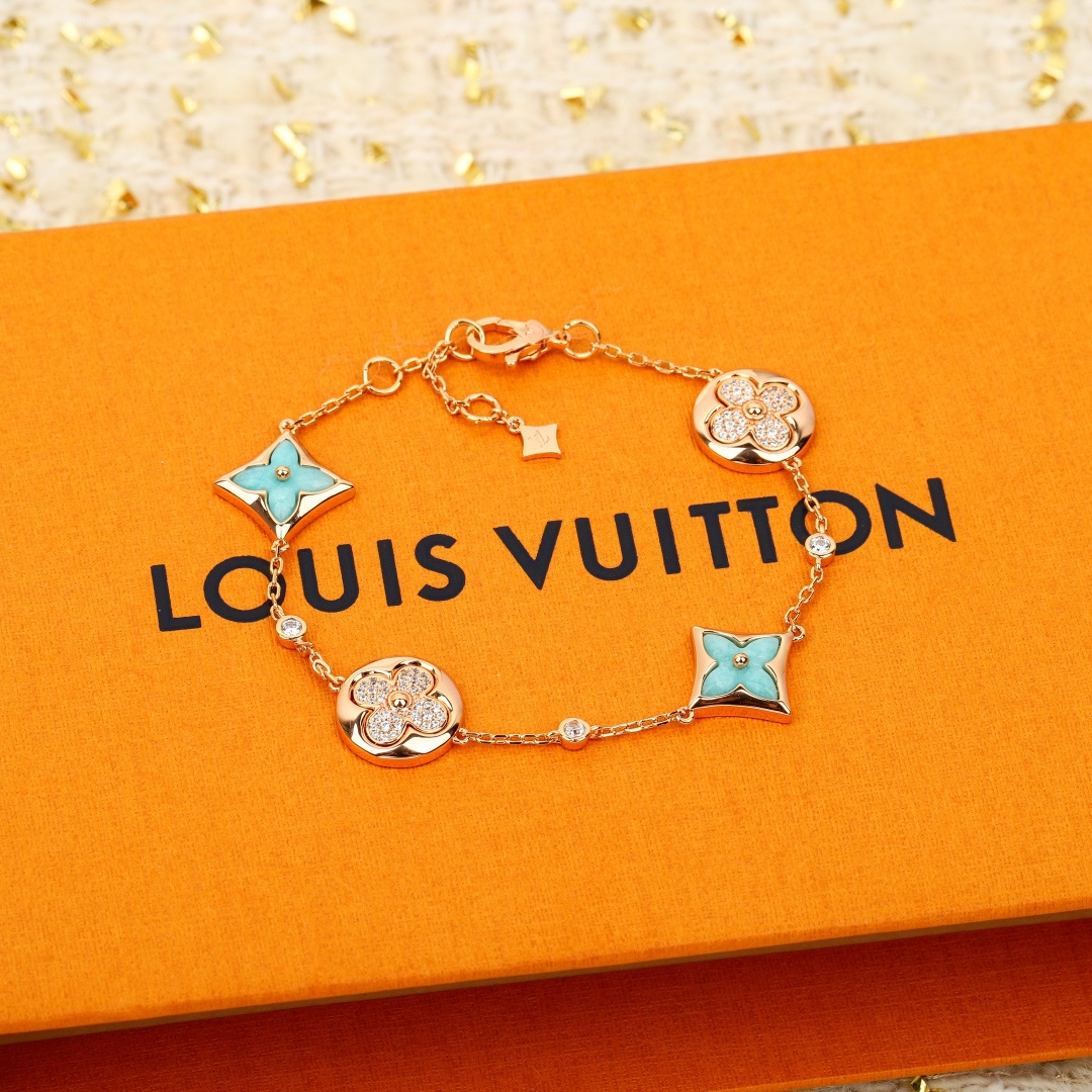 Louis Vuitton 本款 Color Blossom Star and Sun BB Multi-Motif 手链歌颂 Georges Vuitton 于 1896 年创作的 Monogram 花卉